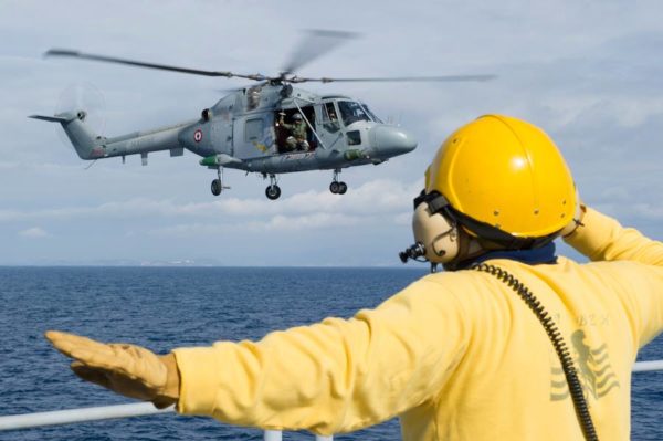 L'équipage du Lynx suit les instructions du chien jaune embarqué sur la frégate Montcalm.