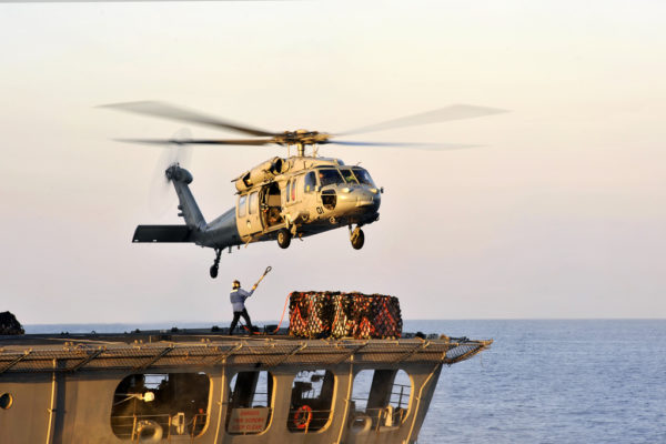 Un Sikorsky MH-60S Knighthawk se prépare pour une mission vertrep.