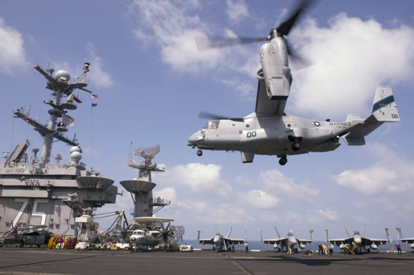 D'ici quelques années l'Osprey qui se posera comme celui-ci sur le pont de l'USS Truman portera les couleurs de l'US Navy.