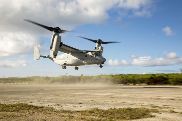 Bell/Boeing MV-22B Osprey de l'US Marines Corps réalisant un posé d'assaut.