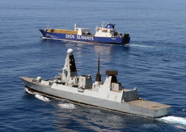 Le MV Ark Futura sous l'escorte de la marine britannique.