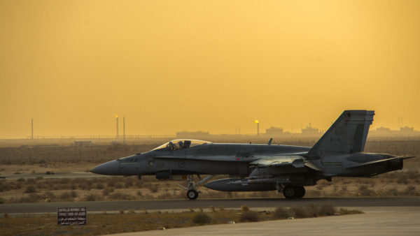 Ce CF-188 Hornet se prépare à décoller pour une mission de nuit, remarquez ses bombes à guidage laser sous les ailes.