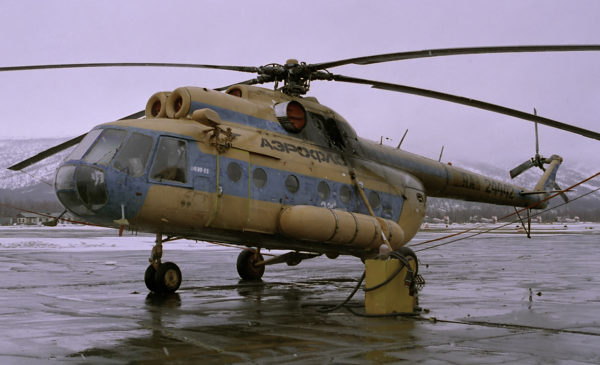 Un Mil Mi-8 civil russe qui masque bien mal son ancien appartenance à l'Aeroflot. Son état général donnerait des sueurs froides à plus d'un expert aéronautique européen.