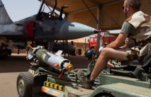 Image insolite que cette bombe guidée placée sous un chasseur Mirage 2000C.