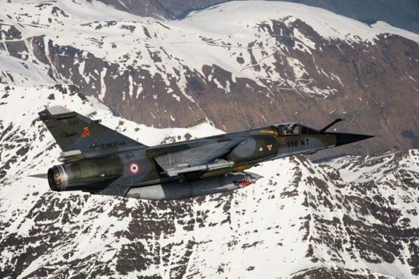 Un Mirage F1 volant sous cocarde française, une image qui appartient désormais à l'Histoire.