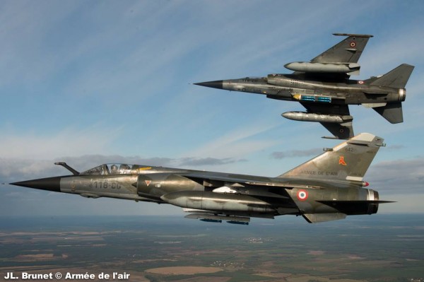 Les bombes d'exercice (en bleues) sont bien visibles sous ce Mirage F1-CR.