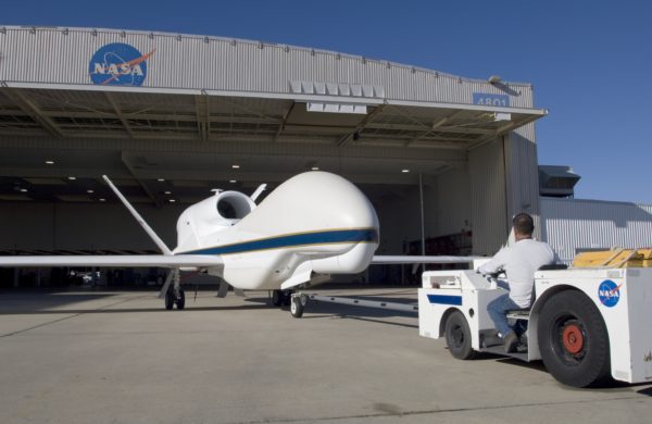 Un Global Hawk de la NASA sort de son hangar.