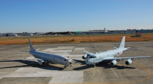 Face à face les deux futurs maîtres du Pacifique : le Boeing P-8 et le Kawasaki P-1.