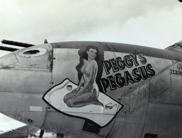 Pin-up apposée sur le nez d'un chasseur Lockheed P-38 Lightning de l'US Army Air Force.