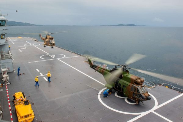 Puma de l'ALAT en opérations sur le pont d'envol du BPC Tonnerre durant Catamaran 2014.