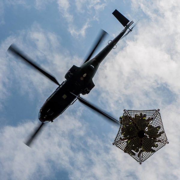 Des sapeurs-pompiers de l'UIISC n°7 s'entraînent à l'extraction par nacelle.