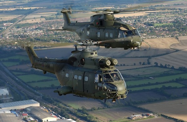 Un Puma d'ancienne génération vole de conserve avec un Merlin HC-2.