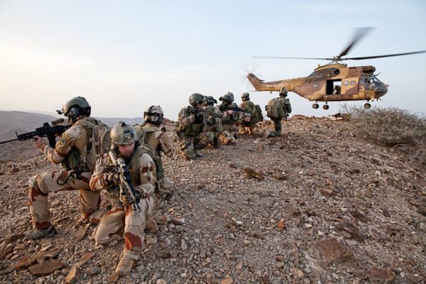 L'hélico est encore de l'Armée de Terre, mais là les fantassins sont de l'Armée de l'Air.