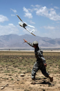 Drone RQ-11 Raven lancé à la main.