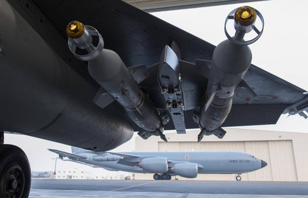 Deux bombes GBU-12 montées sous un Rafale de l'Armée de l'Air.