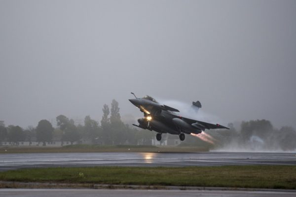 Chacun remarquera que le Rafale est vraiment un avion "tous-temps". Même quand celui-ci est pourri.