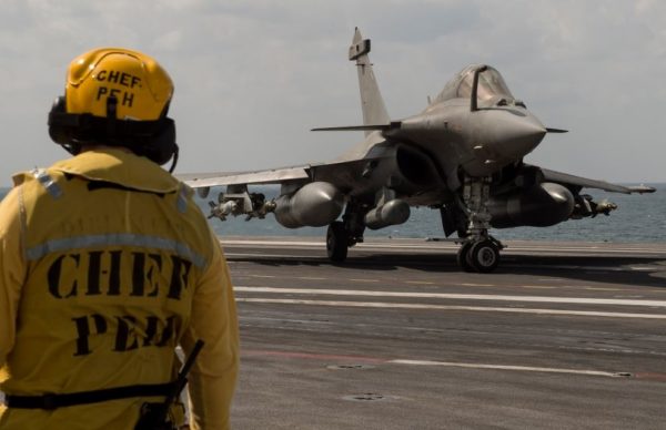 Sous l'oeil du chien jaune, ce Rafale M manoeuvre sur le pont du Charles de Gaulle.