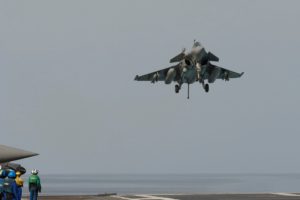 Ce Rafale M revient d'opérations au-dessus de l'Irak. Remarquez les deux bombes non tirées sous les ailes.