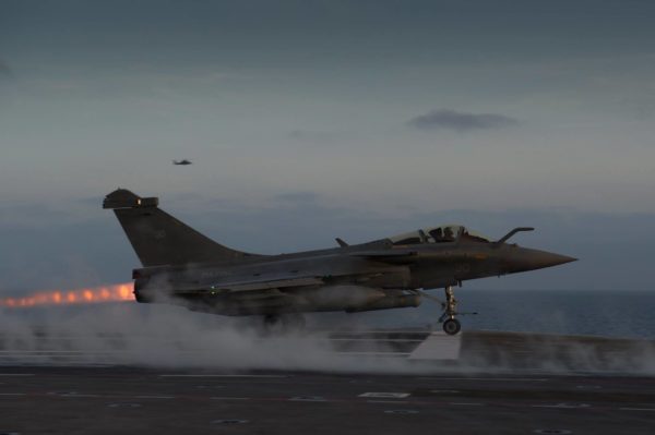 Un Rafale M quitte le pont d'envol du Charles de Gaulle, PC allumé, durant Catamaran 2014.