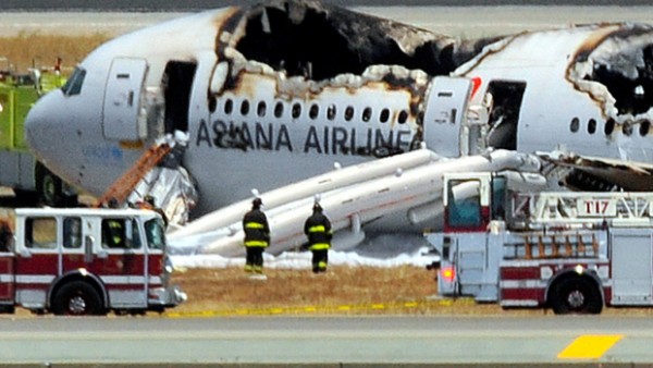 Des pompiers du SFFD travaillent encore sur la carcasse du 777-200ER d'Asiana.