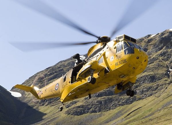 Un Sea King du Squadron 202 dans son environnement naturel : les montagnes escarpées des Highlands.