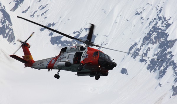 Sikorsky MH-60J Jayhawk en vol quelque part en Alaska.