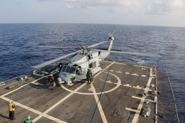 Sikorsky MH-60R à bord de l'USS Pinckney participant aux opérations de recherches du vol MH370.