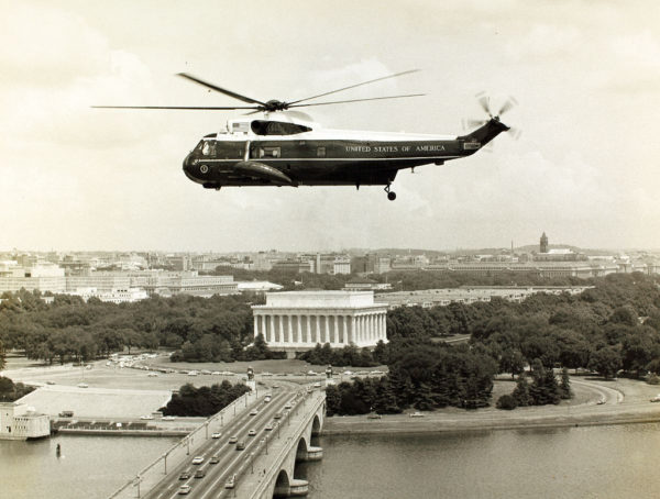 Un Sikorsky VH-3A survolant Washington-DC dans les années 1960.