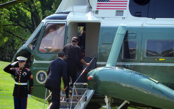 Barack Obama et la "first lady" montent à bord de Marine One.