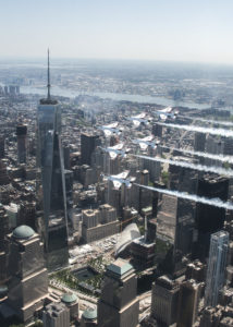 Les Thunderbirds survolent One World Trade Center.