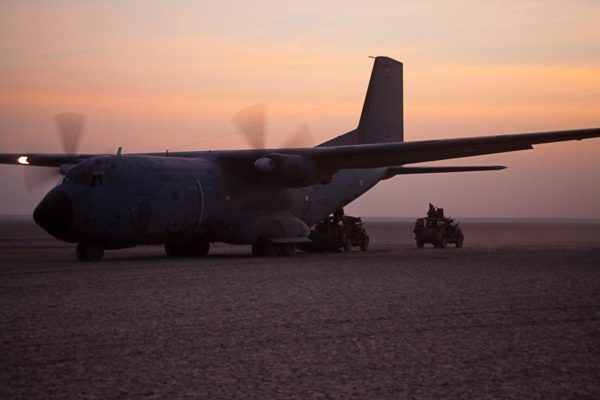 L'avion est de l'Armée de l'Air et les véhicules de la... marine.