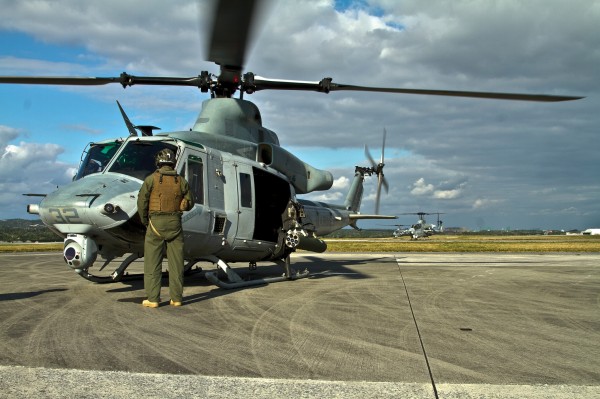 Pilote américain en attente de décollage devant son Bell UH-1Y Venom.