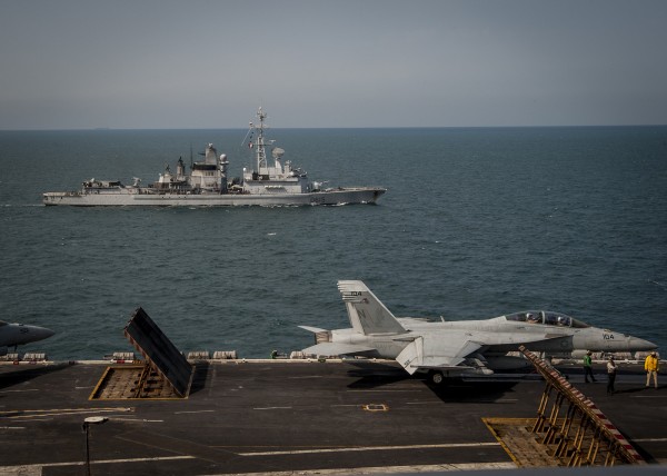 La frégate française Jean Bart au plus près de l'USS Carl Vinson.