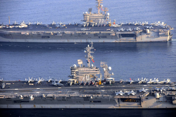 Le porte-avions USS Carl Vinson relève l'USS Georges Bush. Les F/A-18 et EA-18 apparaissent clairement sur le pont du CVN-70.