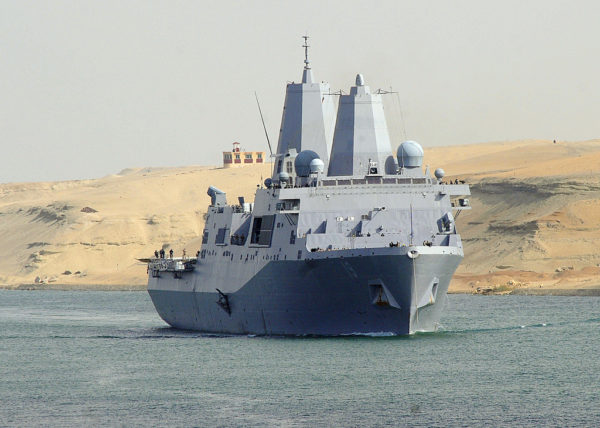 Le puissant navire de transport et de commandement USS Mesa Verde passe le canal de Suez en direction du Golfe.