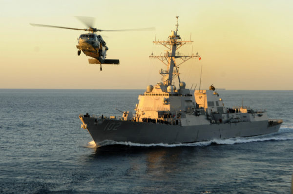 Un MH-60S Knighthawk quitte le bord de l'USS Sampson.