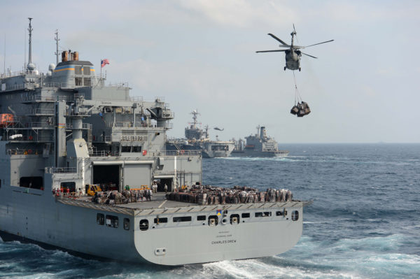 Sur ce cliché un MH-60S Seahawk de l'US Navy remplit la mission Vertrep.