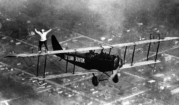 https://www.avionslegendaires.net/wp-content/uploads/images/post/barnstorming.jpg