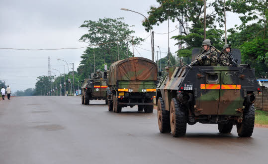 Un convoi militaire français en Centrafrique, avec notamment deux VAB.