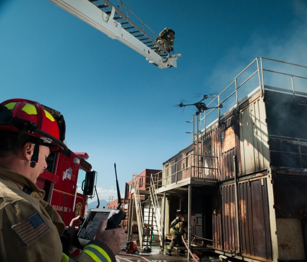 Essais en conditions presque réelles dans le désert californien par les membres du LAFD.