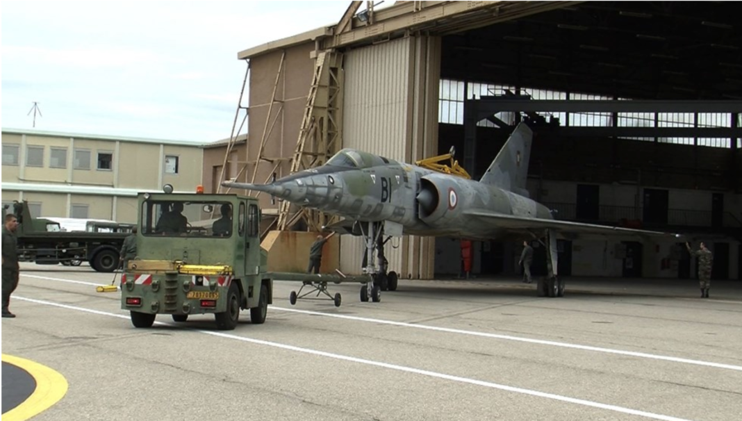 Un Mirage IV Sur Le Tarmac Pour Les 50 Ans Des FAS Avionslegendaires Un Mirage IV Sur Le Tarmac Pour Les 50 Ans Des FAS Avionslegendaires