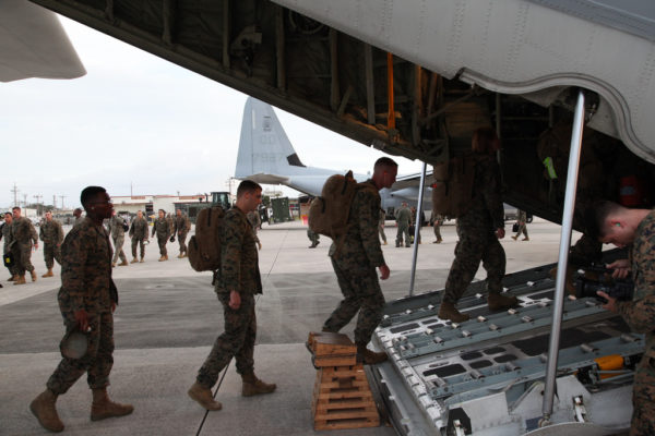 Les personnels de l'USMC embarquent à destination des Philippines.