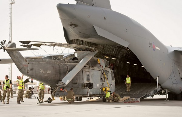 Un hélicoptère Sea King de la Fleet Air Arm est rapatrier à bord d'un C-17A.