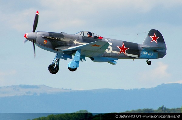 Yakovlev Yak-3 à la livrée du NeuNeu, avec la croix de Lorraine à l'empennage (coté droit) et le nez de l'avion aux couleurs de la France.