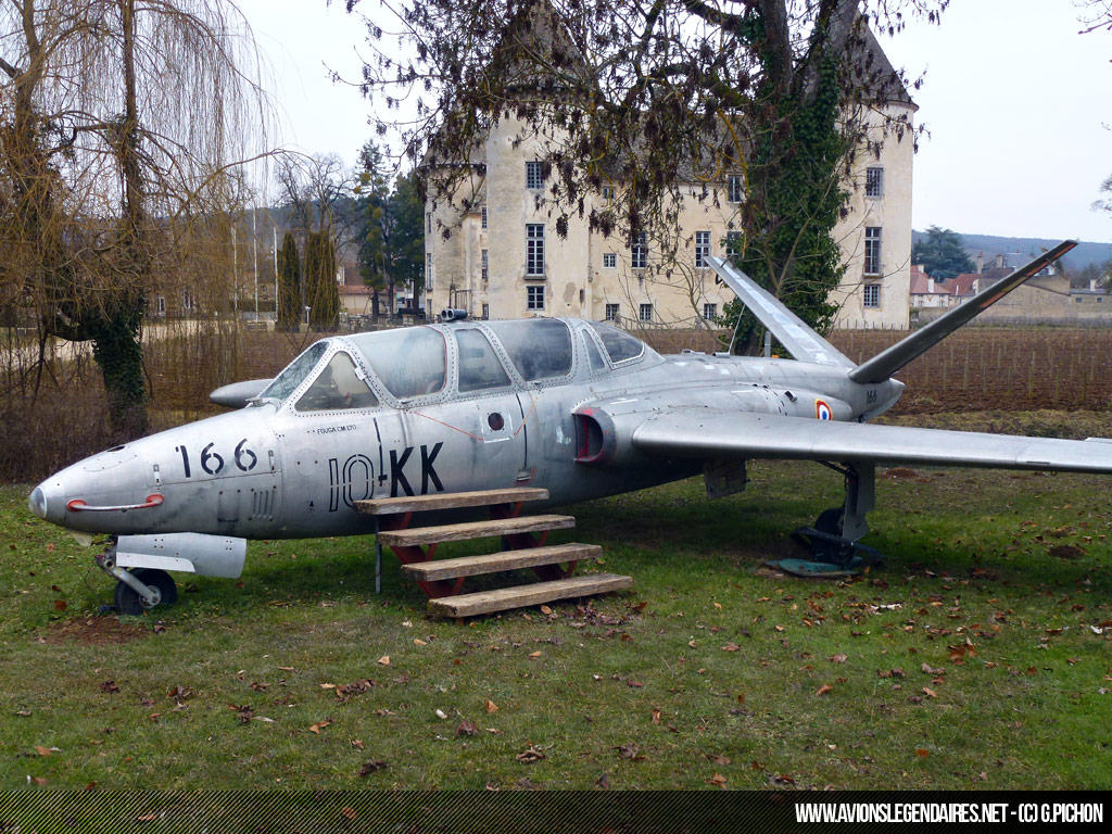 Fouga CM-170 Magister devant le Chateau de Savigny-lès-Beaune